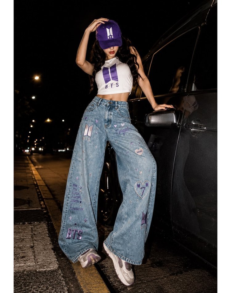 Jean claro con logos BTS